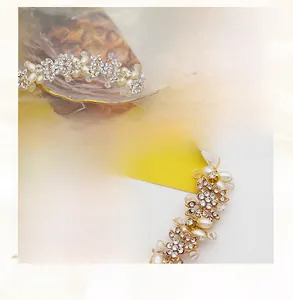 Détail d'un bandeau de mariée fait main avec perles et strass au motif floral