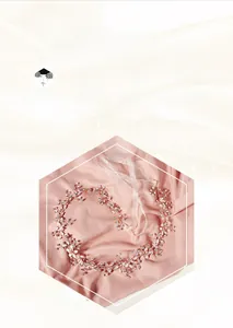 Détail de la ceinture de mariée en or rose avec strass floraux et ruban de satin blanc