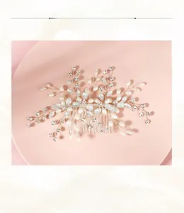 Détail du peigne à cheveux de mariée fait main avec strass et perles blanches de luxe