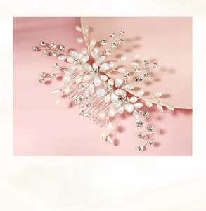 Détail d'un peigne à cheveux de mariée en fil d'argent avec perles et cristaux