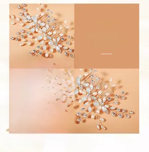 Vue macro détaillée du peigne à cheveux de mariée avec perles et strass sur fil d'argent