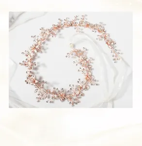 Détail de l'accessoire de cheveux mariée or rose avec strass, perles et ruban