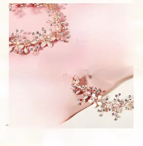 Vue détaillée de l'accessoire de mariée or rose avec perles blanches et strass