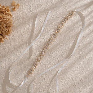 Serre-tête de mariée élégant avec perles et cristaux sur ruban blanc soyeux