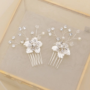 Exquisite Braut-Haarkämme mit silbernen Blumen, Kristallen und Perlen in beige Schachtel