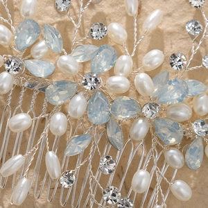 Peigne à cheveux argenté élégant avec cristaux bleu clair et perles pour mariée