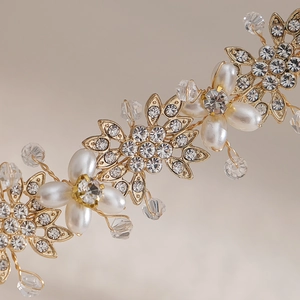 Serre-tête de mariée exquis avec fleurs dorées, perles blanches et strass en cristal