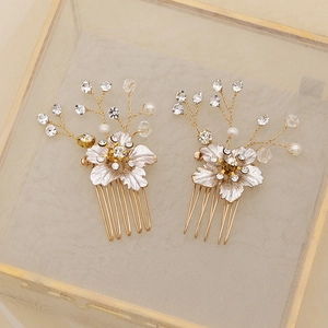 Exquisite Braut-Haarkämme mit Perlen, Strasssteinen und Metallblumen für das Hochzeitsstyling