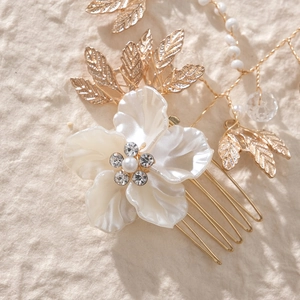 Eleganter chinesischer Gold-Blumenhaarkamm mit Perlenblüten für Braut und Hochzeit