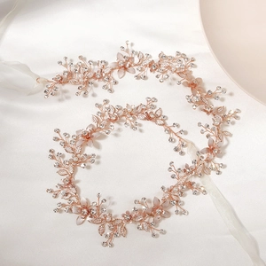 Bandeau mariée élégant avec pétales dorés et cristaux sur fond en satin blanc