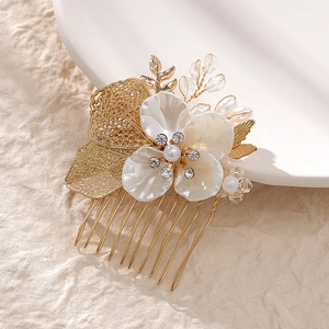 Peigne à cheveux doré élégant avec pétales en nacre, perles et strass sur céramique