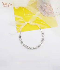 Détail macro du bandeau de mariée en strass avec rubans réglables en ivoire
