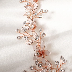 Ceinture de mariée raffinée en or rose avec cristaux, perles et fleurs en métal sur soie