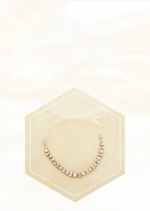 Détail de bandeau de mariée avec strass scintillants et rubans en soie blanche élégants