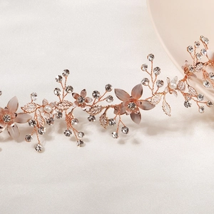 Bijou de tête de mariée en or rose avec perles blanches et strass étincelants
