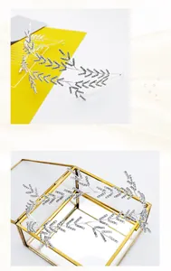 Détail macro du bandeau de mariée avec feuilles en strass et placage argent étincelant