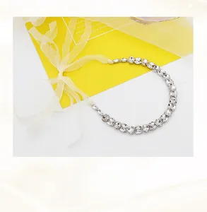 Détail d'un bandeau de mariée fait main avec strass brillants et rubans en organza