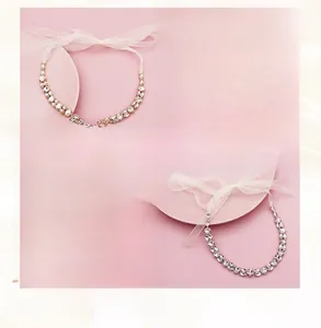 Détail du bandeau de mariée avec cristaux marquise et ruban en organza blanc