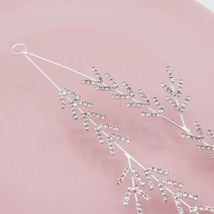 Vigne à cheveux de mariée argentée avec strass étincelants et motif feuille de mariage