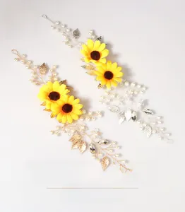 Gros plan du bandeau tournesol fait main avec perles blanches et cristaux étincelants