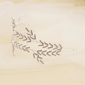 Serre-tête de mariée argenté avec feuilles en strass et détails élégants de plumes