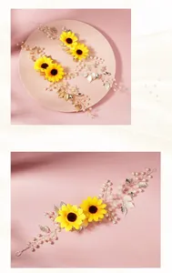 Détails d'une vigne de cheveux faite main avec tournesols et perles blanches
