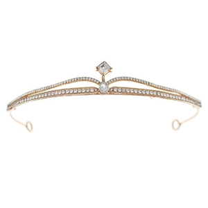 Détail de la monture en alliage doré et des cristaux de zircon sur la couronne de mariée