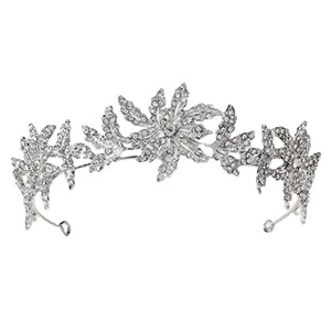 Détail d'une couronne de mariée argentée avec motifs floraux en zircon et structure évidée