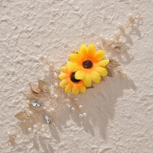 Accessoire cheveux tournesol fait main avec perles blanches et fil doré pour photo