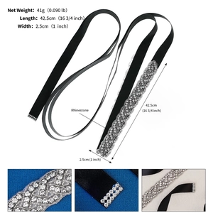 Dettaglio degli strass argentati su cintura da sposa in raso nero con dimensioni incluse
