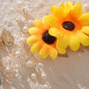 Serre-tête nuptial tournesol élégant avec marguerites jaunes, perles et feuilles dorées