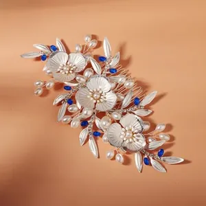 Detailansicht eines Blumen-Haarkamms mit silbernen Blüten, Perlen und blauen Perlen