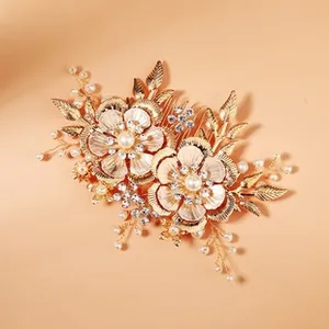 Detailansicht goldener Brauthaarkamm mit Blumenmustern, Perlen und glitzernden Strasssteinen