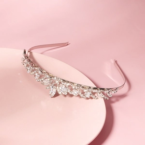Couronne de mariée argentée élégante avec des strass étincelants en forme de feuille