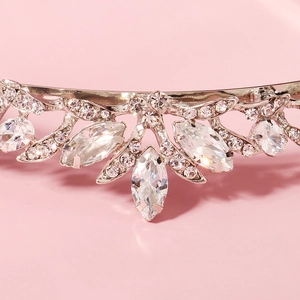 Couronne de mariée élégante en argent avec cristaux marquise et design diamant minimaliste