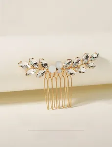 Detailansicht goldener Brauthaarkamm mit marquise-geschliffenen Strasssteinen und Opalblättern