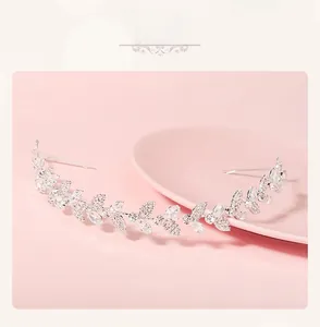 Dettaglio della fascia con strass a forma di foglia con cristalli argentati e design curato