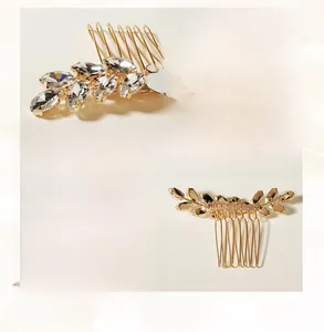Nahaufnahme des goldenen Blatt-Haarkamms mit funkelnden Strasssteinen und Drahtdetails