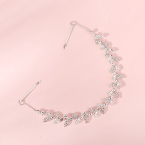 Vite per capelli in argento con foglie e strass scintillanti su fondo rosa
