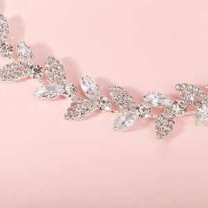 Elegante cerchietto a foglia argento con cristalli scintillanti e zirconi in primo piano