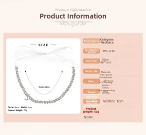 Détails d'une ceinture de mariée en strass argentés avec dimensions sur fond rose doux