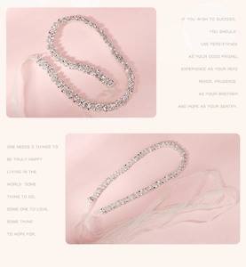 Vue détaillée de la ceinture de mariée en strass avec rubans en organza blanc sur fond rose