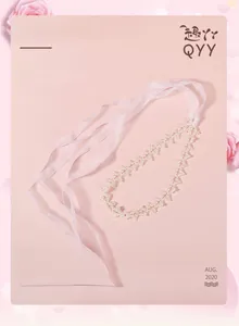 Détail d'un bandeau de mariée fait main avec perles blanches et strass brillants