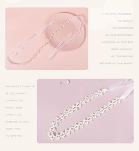 Détail d'un bandeau de mariée fait main avec des fleurs en perles blanches et rubans de satin