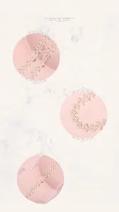 Gros plan détaillé montrant le tissage fait main et les perles polies de ce bandeau chic