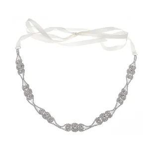 Ceinture de mariée élégante avec cristaux de strass floraux et ruban en satin blanc soyeux