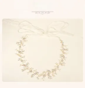 Vue détaillée de la vigne de cheveux de mariée avec fil doré, perles et cristaux