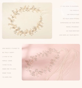 Vue détaillée d'une vigne de cheveux de mariée faite main avec perles et strass