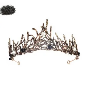 Détail de la couronne en bronze rétro avec perles mixtes et strass étincelants