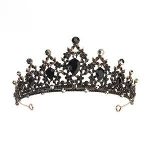 Détail d'une tiare baroque dorée vintage avec strass noirs et filigranes complexes